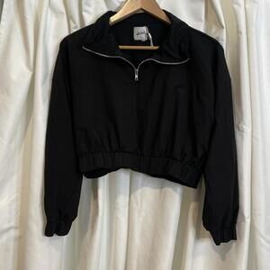 Lezat black cropped quarter zip with zipper detail. Size small